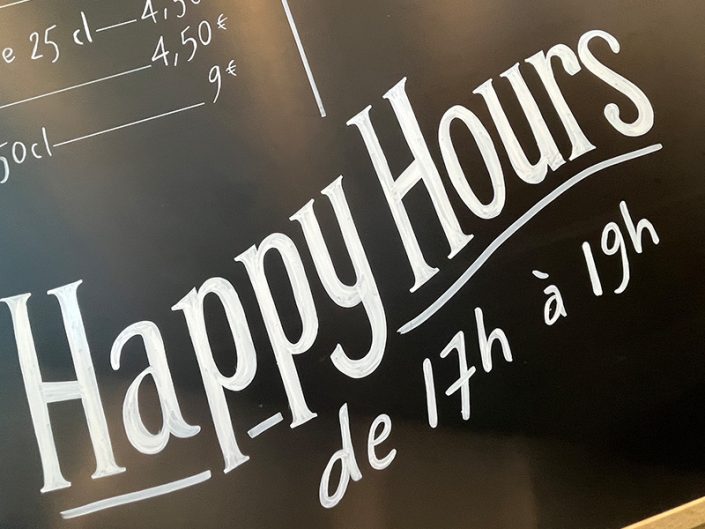happy hours lettrage Menu sur tableau noir décoré à la craie avec lettrage artistique, illustrations et présentation des tarifs