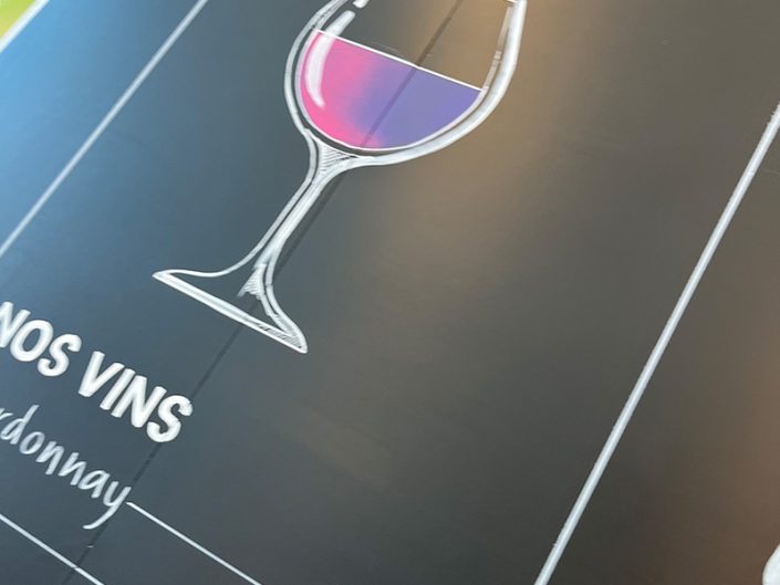 Menu sur tableau noir décoré à la craie avec lettrage artistique, illustrations et présentation des tarifs