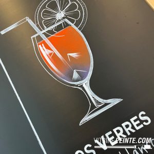 Ardoise murale Happy Hours avec lettrage à la craie, illustrations de verres de cocktail