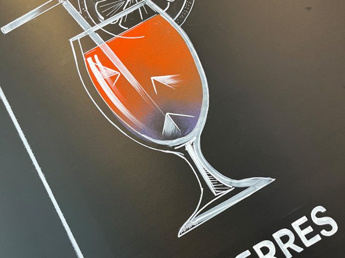 Ardoise murale Happy Hours avec lettrage à la craie, illustrations de boissons, menu déjeuner et tarifs de bar