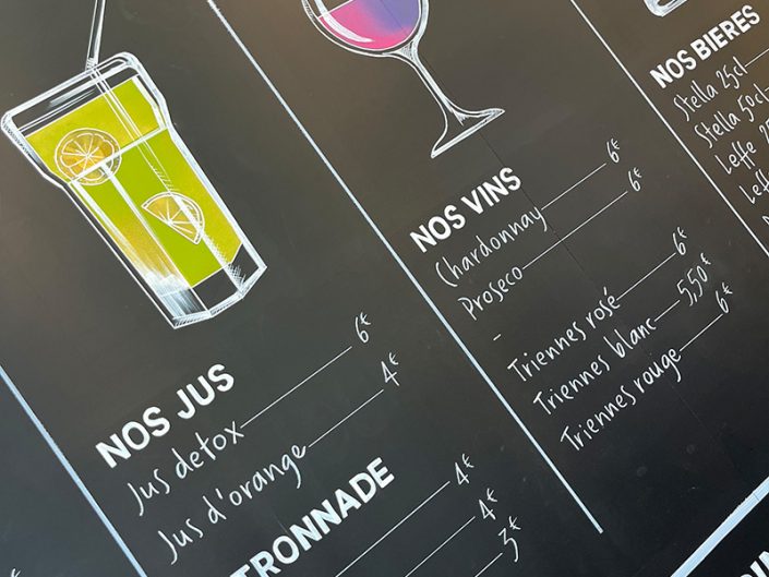 Ardoise murale Happy Hours avec lettrage à la craie, illustrations de boissons, menu déjeuner et tarifs de bar