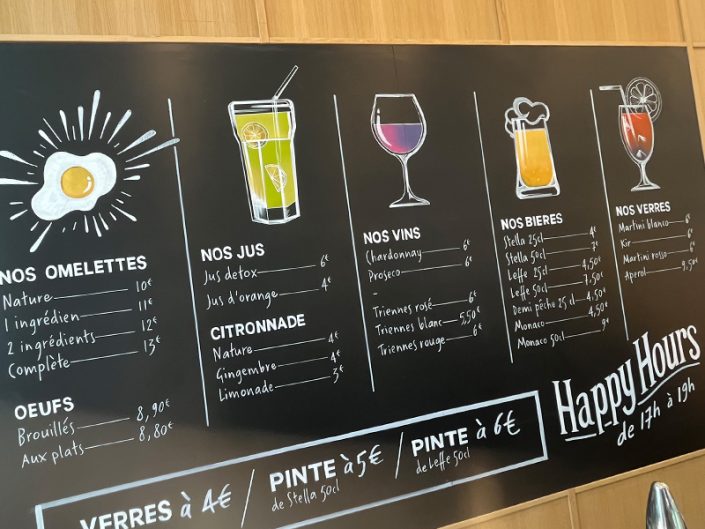 Lettrage tableaux noirs et déco ardoises murales avec menus, illustrations et tarifs réalisés à la peinture
