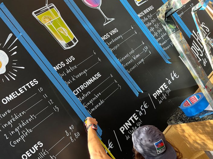 Lettrage tableaux noirs et déco ardoises murales avec menus, illustrations et tarifs réalisés à la craie