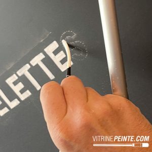 tarif peintre en lettre Menu sur tableau noir décoré à la peinture avec lettrage artistique, illustrations et présentation des tarifs