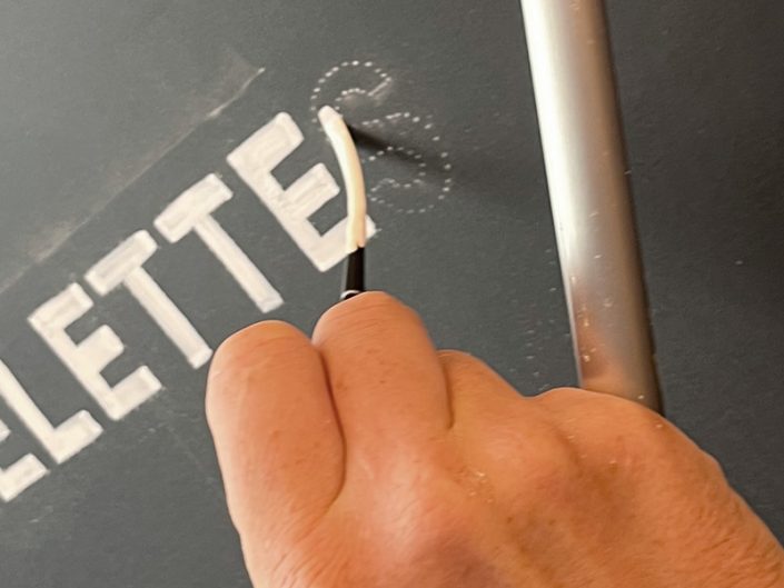 tarif peintre en lettre Menu sur tableau noir décoré à la peinture avec lettrage artistique, illustrations et présentation des tarifs