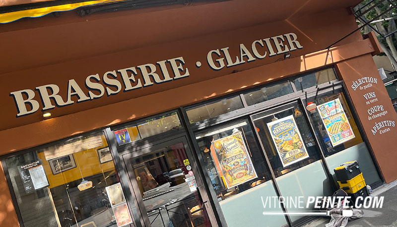 Lettrage-peinture-Facade-mur-enseigne-brasserie-bistro-style-retro-vintage-peintre-en-lettre