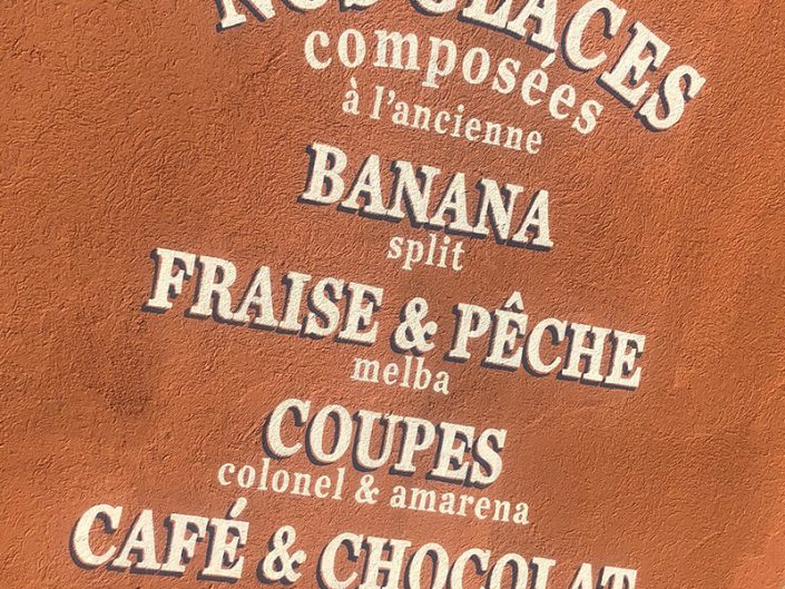 Lettrage-peinture-Facade-mur-enseigne-brasserie-bistro-style-retro-vintage-peintre-en-lettre