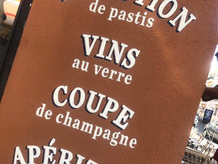 Lettrage-peinture-Facade-mur-enseigne-brasserie-bistro-style-retro-vintage-peintre-en-lettre