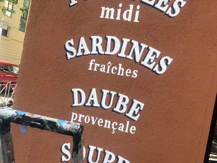 Lettrage-peinture-Facade-mur-enseigne-brasserie-bistro-style-retro-vintage-peintre-en-lettre