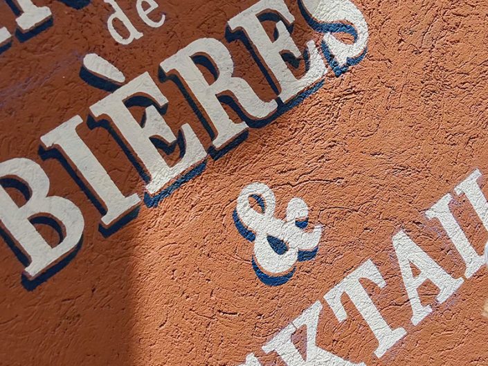 Lettrage-peinture-Facade-mur-enseigne-brasserie-bistro-style-retro-vintage-peintre-en-lettre