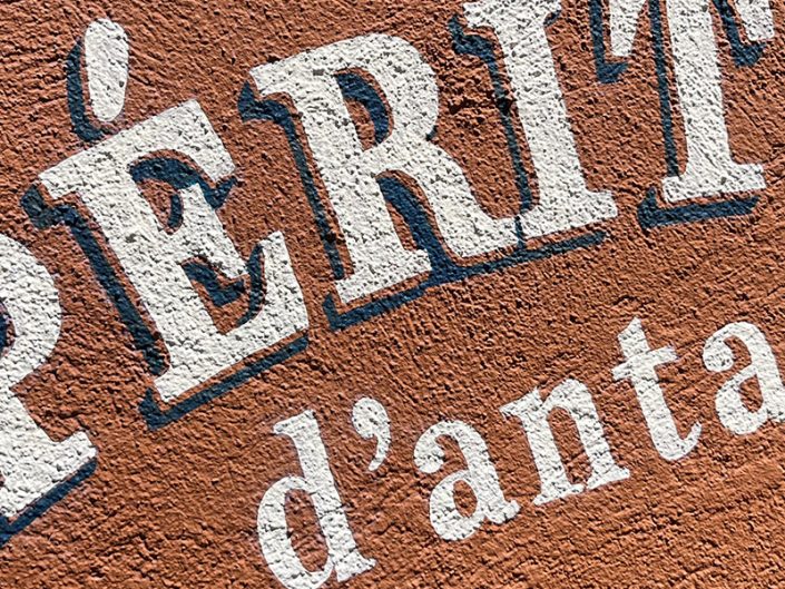 165-Lettrage-peinture-Facade-mur-enseigne-brasserie-bistro-style-retro-vintage-peintre-en-lettre