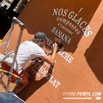 Lettrage peint à la main sur façade de brasserie, enseigne rétro vintage réalisée par un peintre en lettre
