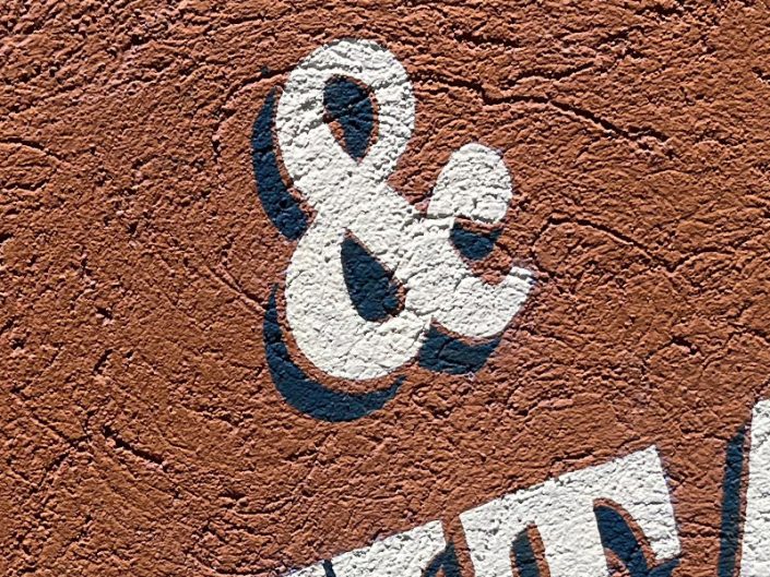 173-Lettrage-peinture-Facade-mur-enseigne-brasserie-bistro-style-retro-vintage-peintre-en-lettre