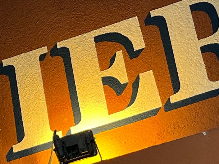 173-Lettrage-peinture-Facade-mur-enseigne-brasserie-bistro-style-retro-vintage-peintre-en-lettre