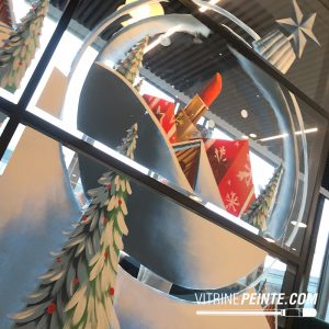 décoration boule a neige géante avec cadeaux, rouge a lèvre et produit cosmétique a l’intérieur