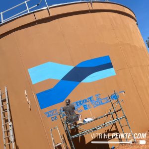Peinture d'un logo XXL sur une cuve industrielle en béton