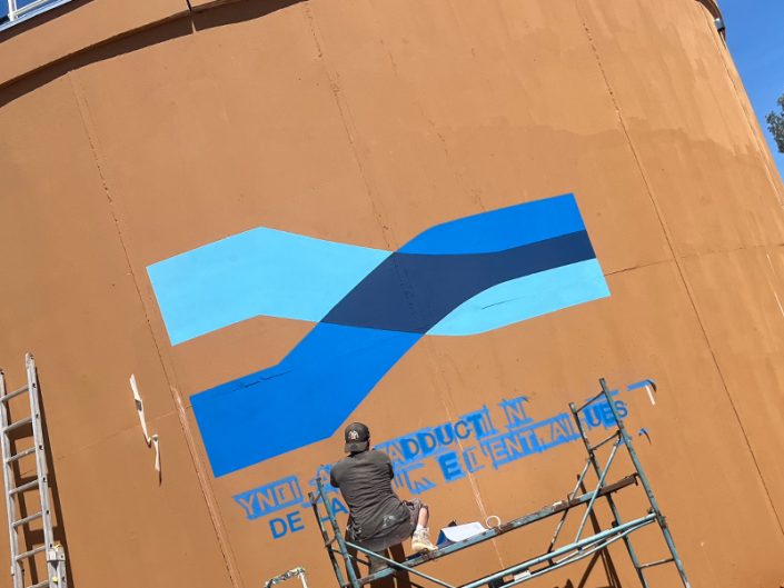Peinture d'un logo XXL sur une cuve industrielle en béton