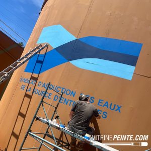 Peinture d'un logo en hauteur sur une cuve industrielle