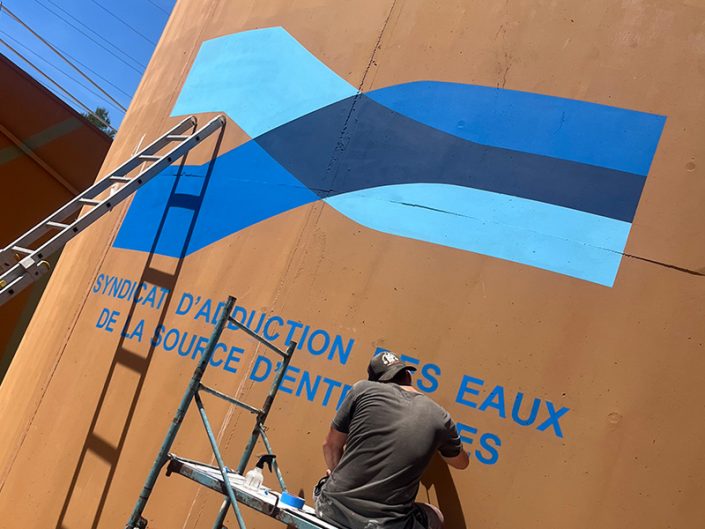 Peinture d'un logo en hauteur sur une cuve industrielle