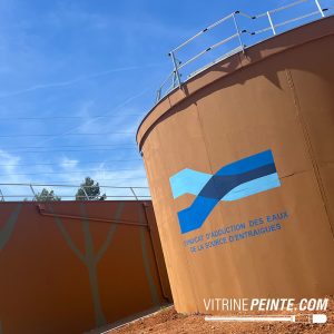 Peinture d'un logo en hauteur sur une cuve industrielle