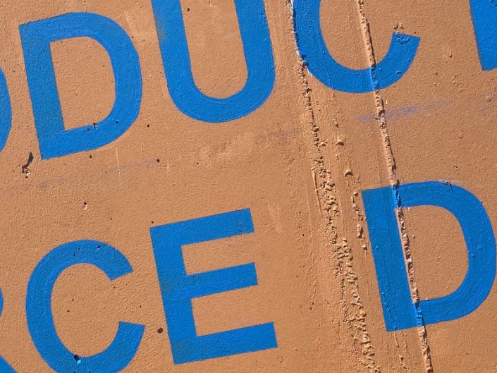 Peinture d'un logo grand format sur une cuve industrielle