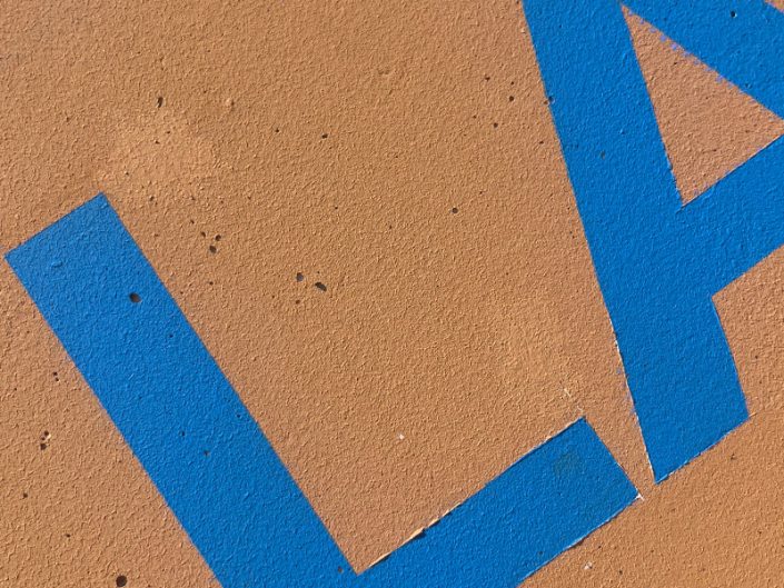 Peinture lettrage grand format sur une cuve béton industrielle