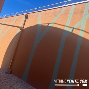 Façade d'entreprise avec logo peint à la main et habillage complet