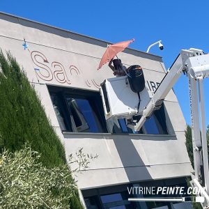 Enseigne sur bardages composites : une réalisation sur mesure pour votre façade