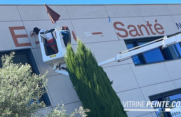 Enseigne sur bardages composites : une réalisation sur mesure pour votre façade