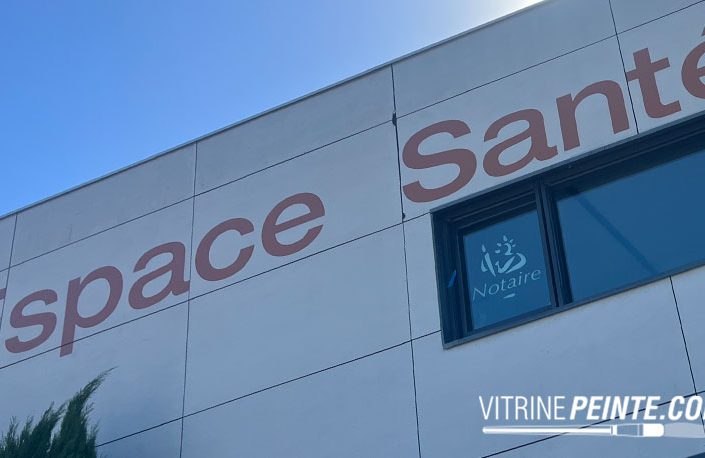 Enseigne sur bardages composites : une réalisation sur mesure pour votre façade