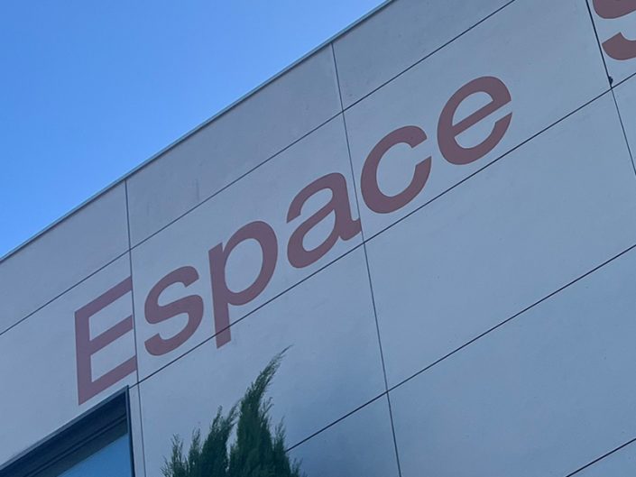 1. Enseigne peinte XXL sur bardage composite : logo et lettrage réalisés sans perçage pour une façade professionnelle esthétique et durable. 2. Création d’une enseigne peinte sur bardage composite, une solution moderne pour valoriser une façade commerciale sans vis ni fixation apparente. 3. Logo peint et lettrage grand format sur bardage composite : une communication visuelle durable qui respecte l’intégrité du support. 4. Façade professionnelle transformée grâce à une enseigne peinte directement sur bardage composite, sans trous ni dégradation du revêtement. 5. Enseigne murale peinte spéciale bardage composite : personnalisation de façade industrielle ou tertiaire avec un rendu élégant et résistant. 6. Lettrage peinture XXL sur bardage composite pour une enseigne sur mesure, esthétique et adaptée aux bâtiments professionnels modernes. 7. Réalisation d’une identité visuelle peinte sur bardage composite : une alternative durable aux enseignes rapportées traditionnelles. 8. Enseigne peinte sur façade en bardage composite : une technique innovante pour afficher un logo durablement sans percer le support.
