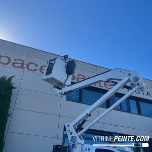 Enseigne sur bardages composites : une réalisation sur mesure pour votre façade