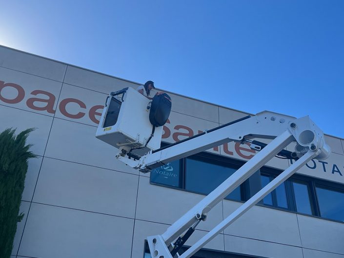 Enseigne sur bardages composites : une réalisation sur mesure pour votre façade