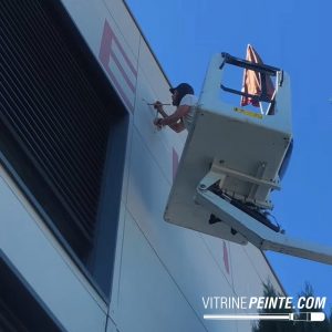 Détail d’un lettrage peinture XXL réalisé à la main sur façade, finition précise pour une enseigne extérieure durable et visible.
