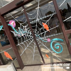 Décoration Halloween pour un restaurant McDonald’s avec Toile d'araignée géante en fils phosphorescents