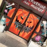 décoration Halloween sur port automatique de magasin : tte de citrouille géante