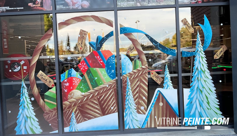 Décoration de vitrine de centre commercial pour Noël avec une boule à neige géante peinte sur vitrine, création festive et féerique.